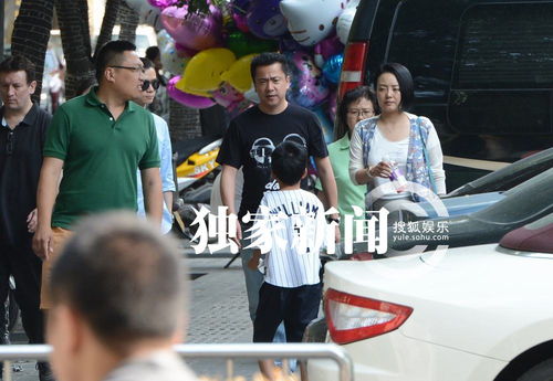 獨家直擊 王中磊攜妻兒溫馨出行，夫妻恩愛牽手，兒子活潑盡顯童真