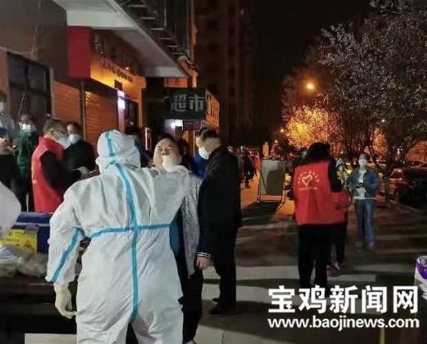 虢鎮街道東街社區廣大志愿者迅速投入防控一線,摸排人員,公共區域消毒
